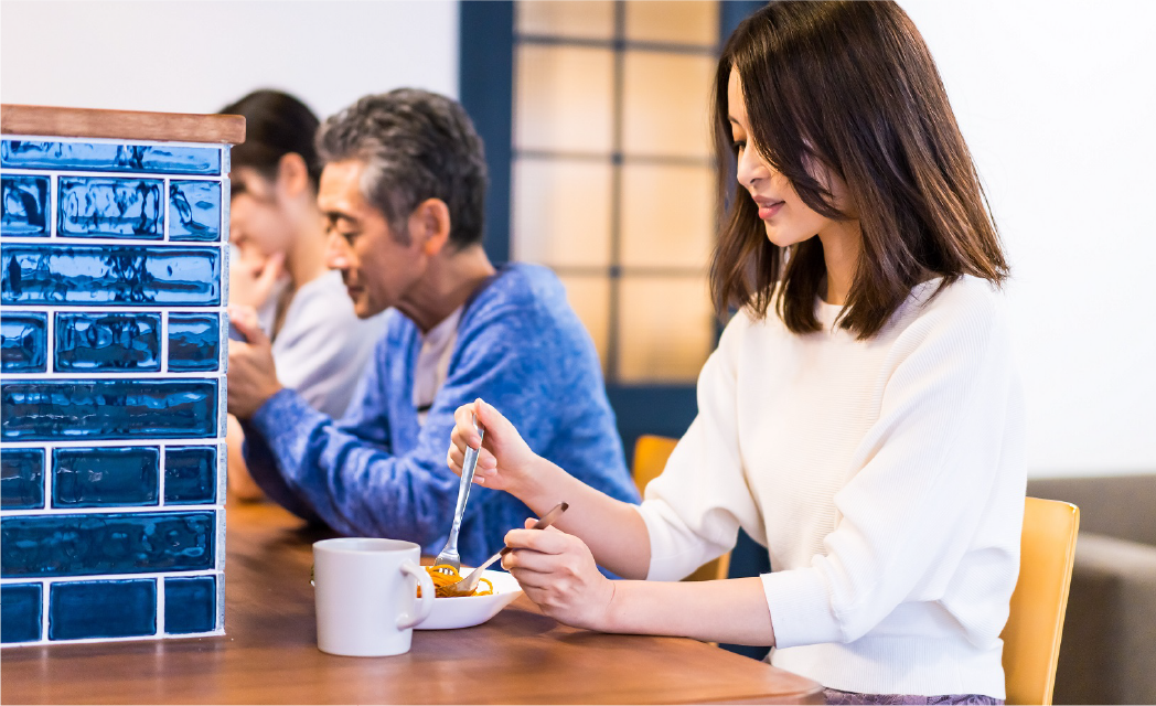 カウンターで食事をする女性