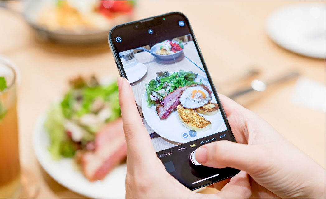 食事をスマホで取る様子