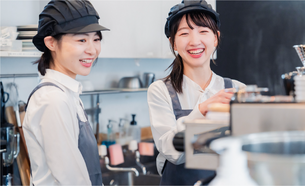 笑っている二人の女性店員